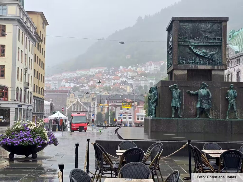 Das kannst du in Bergen ansehen – unsere Tipps 7 Sailor's monument im Regen