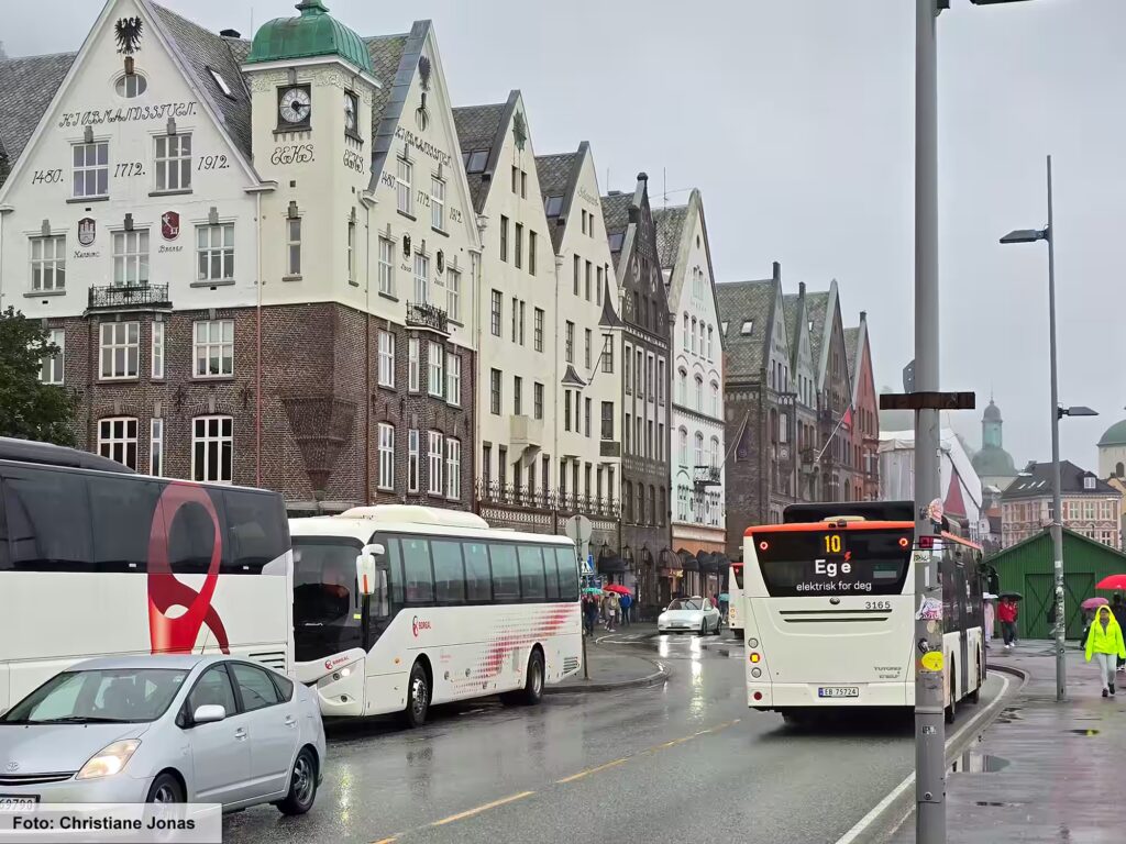 Das kannst du in Bergen ansehen – unsere Tipps 9 Das historischen Hanseviertel Bryggen. Im Vordergrund elektrische Reisebusse