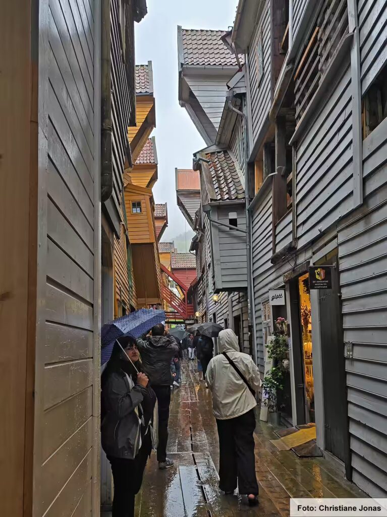 Das kannst du in Bergen ansehen – unsere Tipps 10 Enge Gasse zwischen historischen Holzhäusern