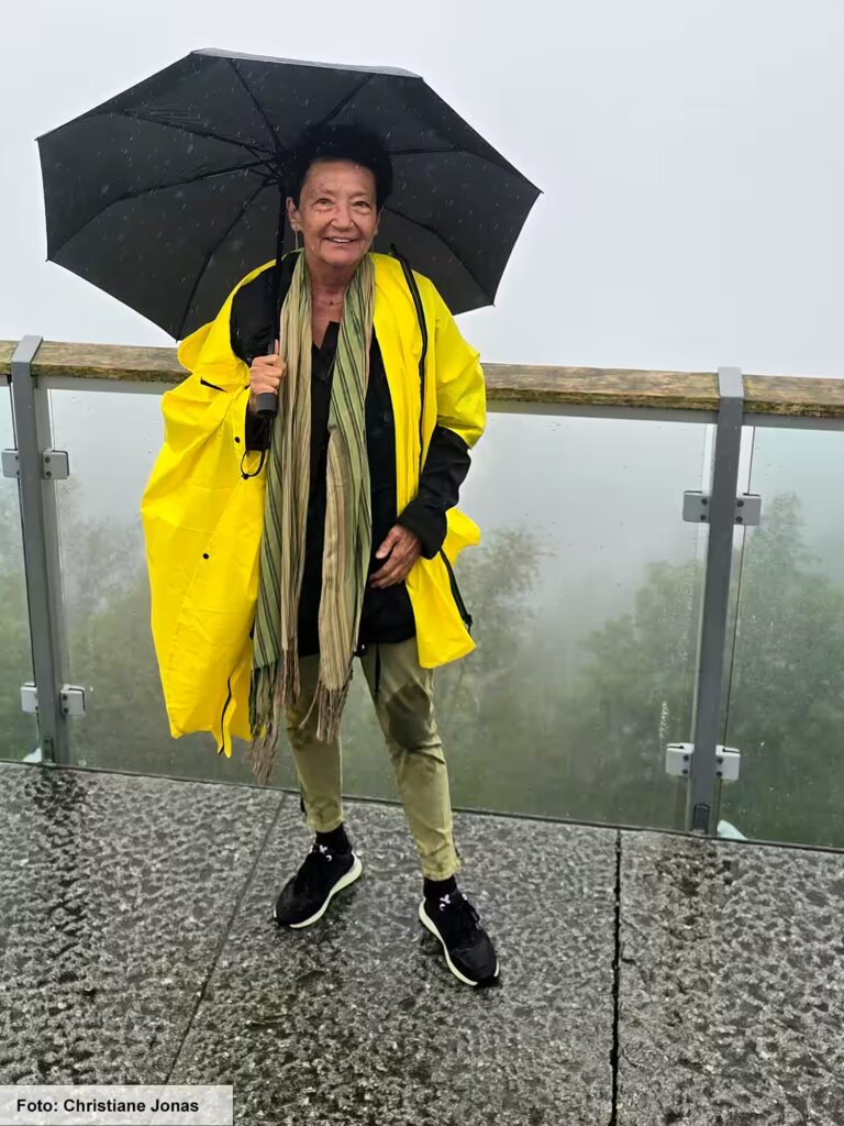 Das kannst du in Bergen ansehen – unsere Tipps 14 Unsere Fotografin Christiane Jonas in Regenbekleidung und mit Regenschirm