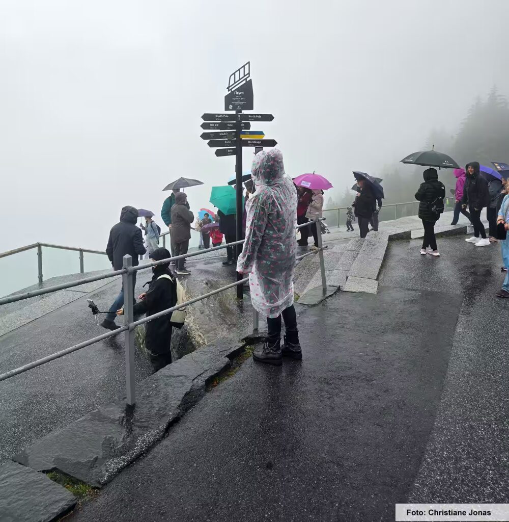 Das kannst du in Bergen ansehen – unsere Tipps 13 Personen in Regenbekleidung bei Nebel auf dem Fløyen