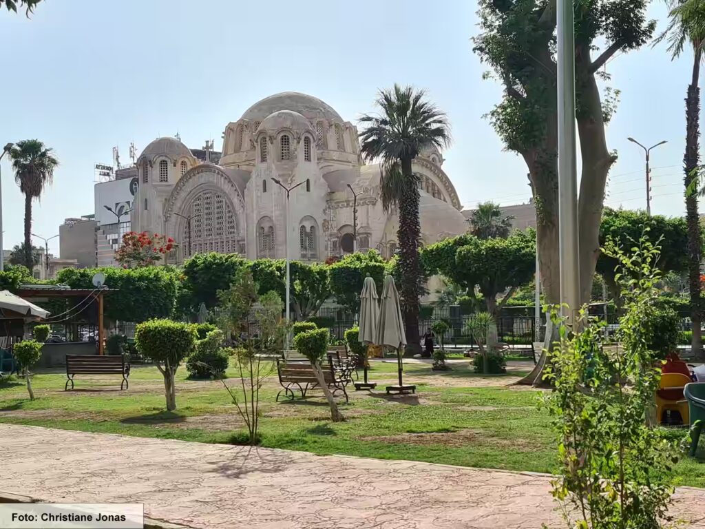 Eine Nil-Kreuzfahrt in Ägypten ist ein einmaliges Erlebnis 46 Im Hintergrund die Kirche, vorn Palmen mit spärlichem Rasen