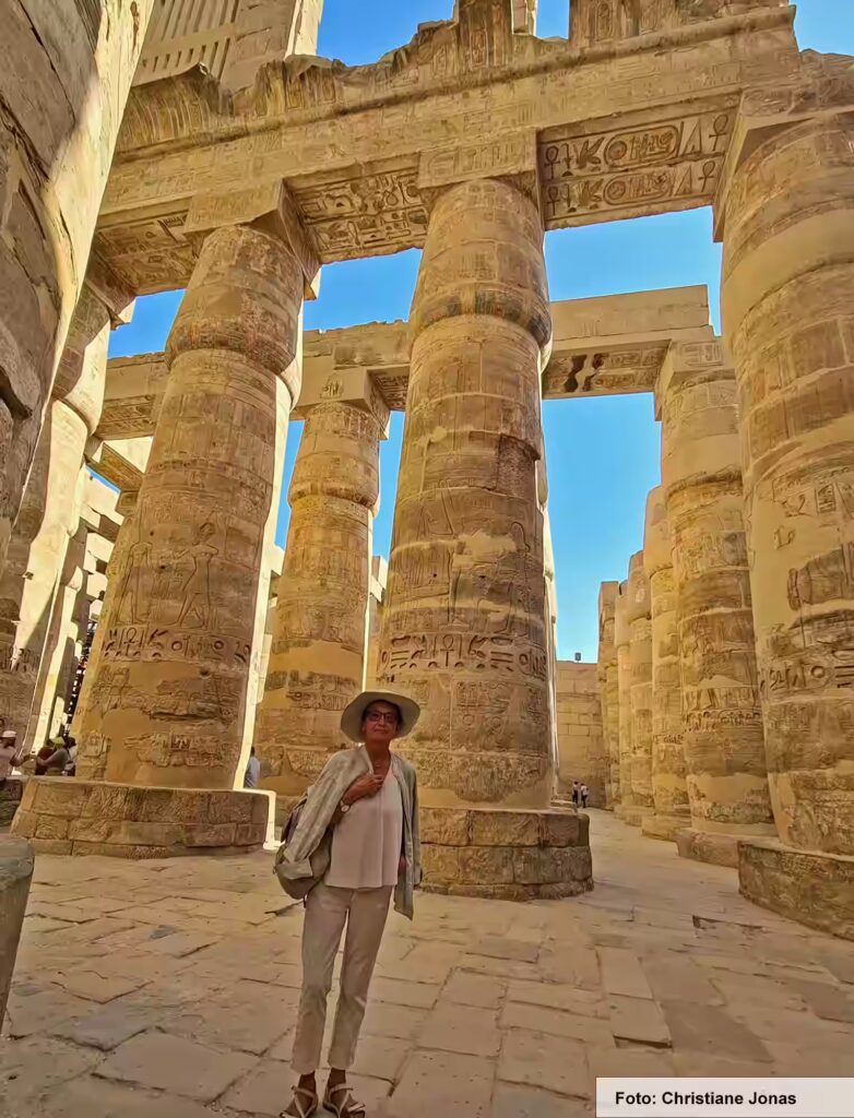 Eine Nil-Kreuzfahrt in Ägypten ist ein einmaliges Erlebnis 8 Christiane Jonas vor hohen Säulen der Tempelanlage