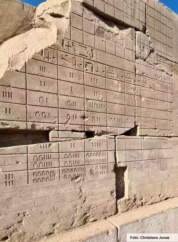Eine Nil-Kreuzfahrt in Ägypten ist ein einmaliges Erlebnis 9 Hieroglyphen auf Steinwand