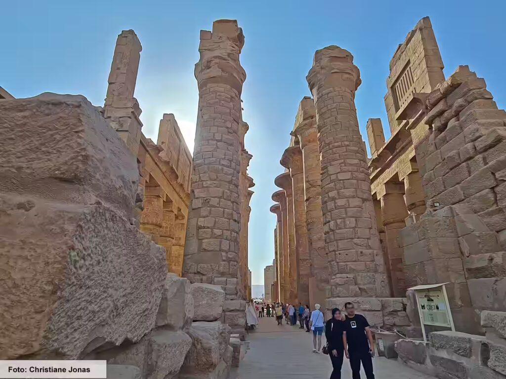Eine Nil-Kreuzfahrt in Ägypten ist ein einmaliges Erlebnis 10 Besucher zwischen den Säulen der Anlage