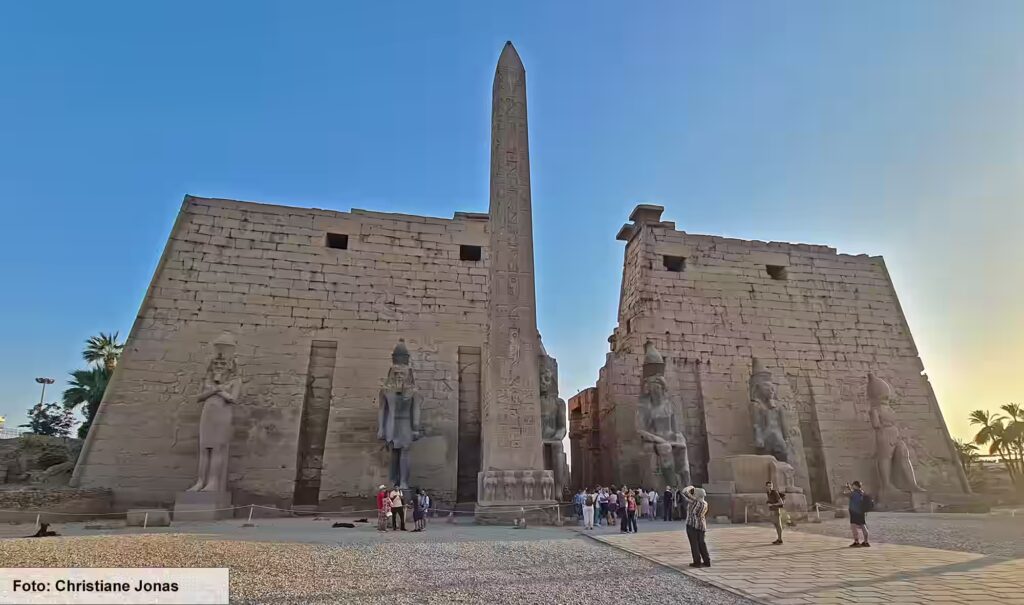 Eine Nil-Kreuzfahrt in Ägypten ist ein einmaliges Erlebnis 11 Eingang zur Tempelanlage mit zahlreichen Besuchern