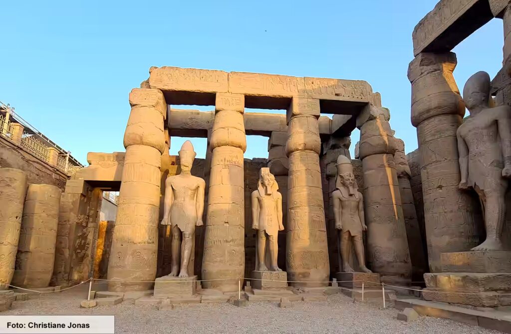 Eine Nil-Kreuzfahrt in Ägypten ist ein einmaliges Erlebnis 12 Statuen zwischen Säulen