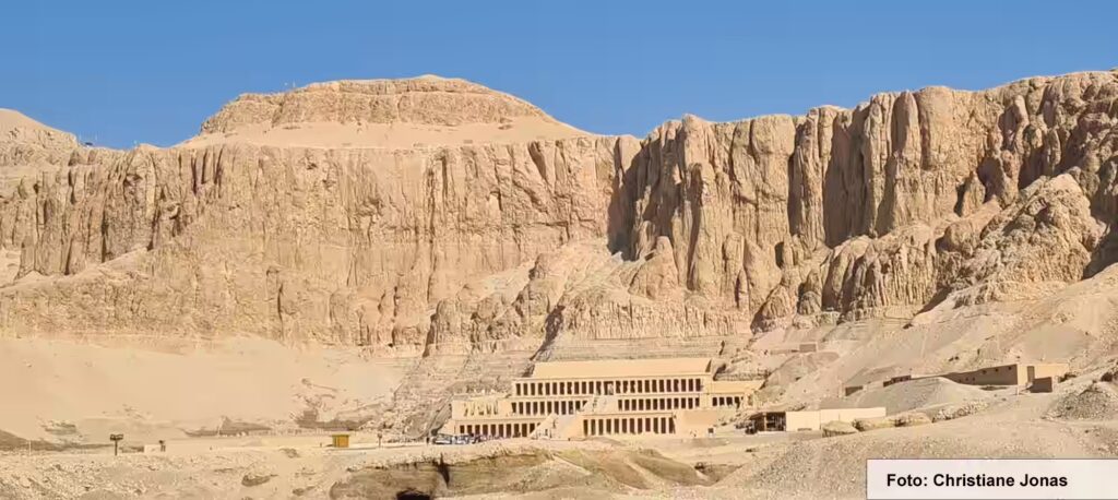 Eine Nil-Kreuzfahrt in Ägypten ist ein einmaliges Erlebnis 14 Tempel vor Gebirge