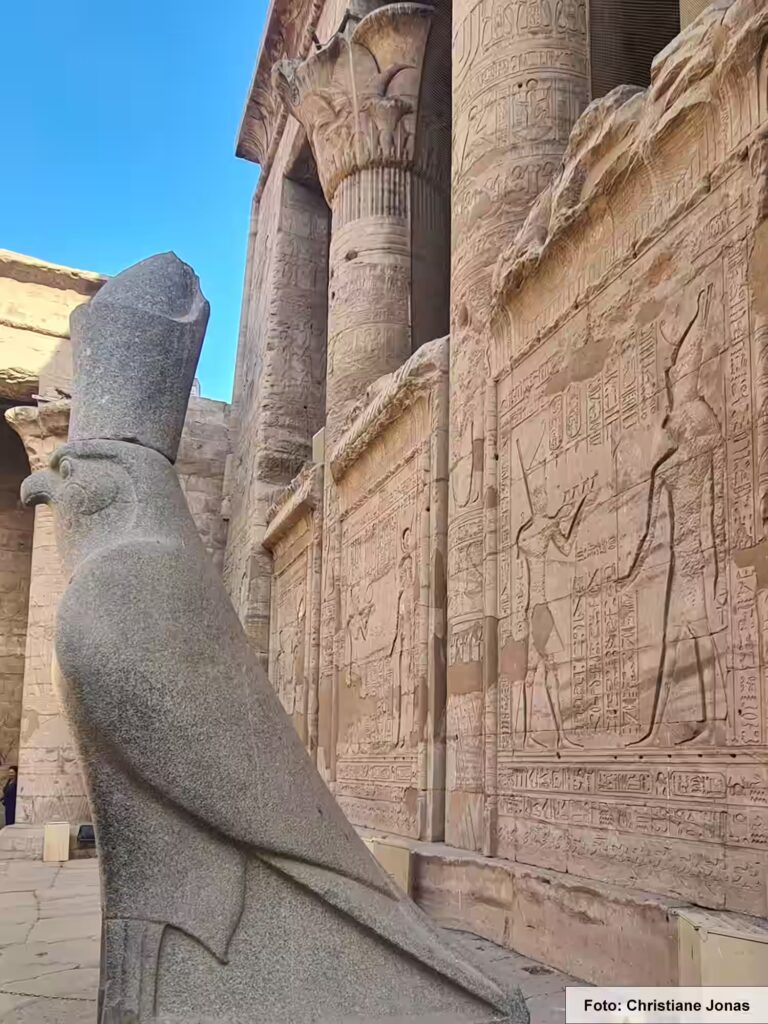 Eine Nil-Kreuzfahrt in Ägypten ist ein einmaliges Erlebnis 17 Statue, links im Bild