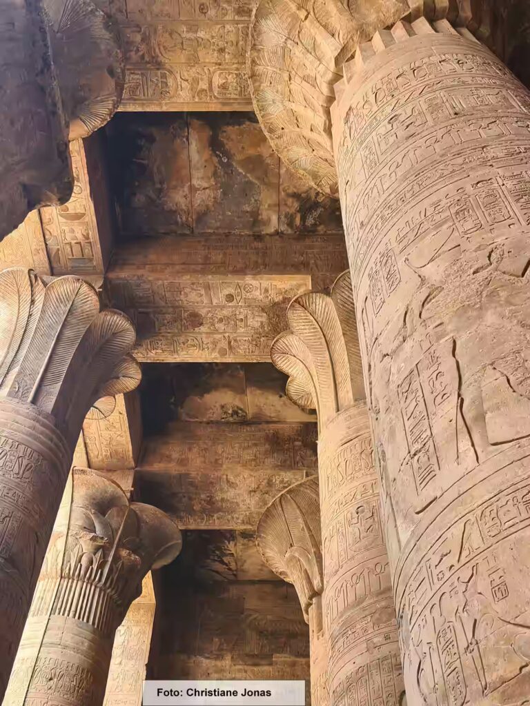 Eine Nil-Kreuzfahrt in Ägypten ist ein einmaliges Erlebnis 18 Blick auf Säulen in die Höhe