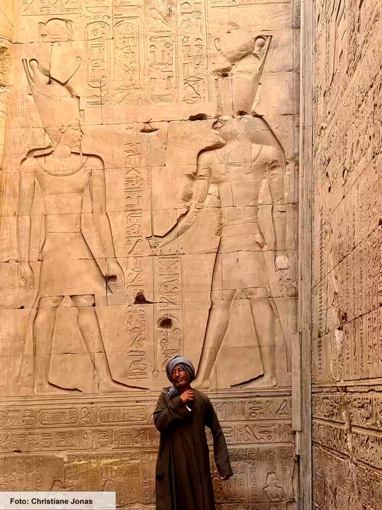 Eine Nil-Kreuzfahrt in Ägypten ist ein einmaliges Erlebnis 19 Wächter vor Wand