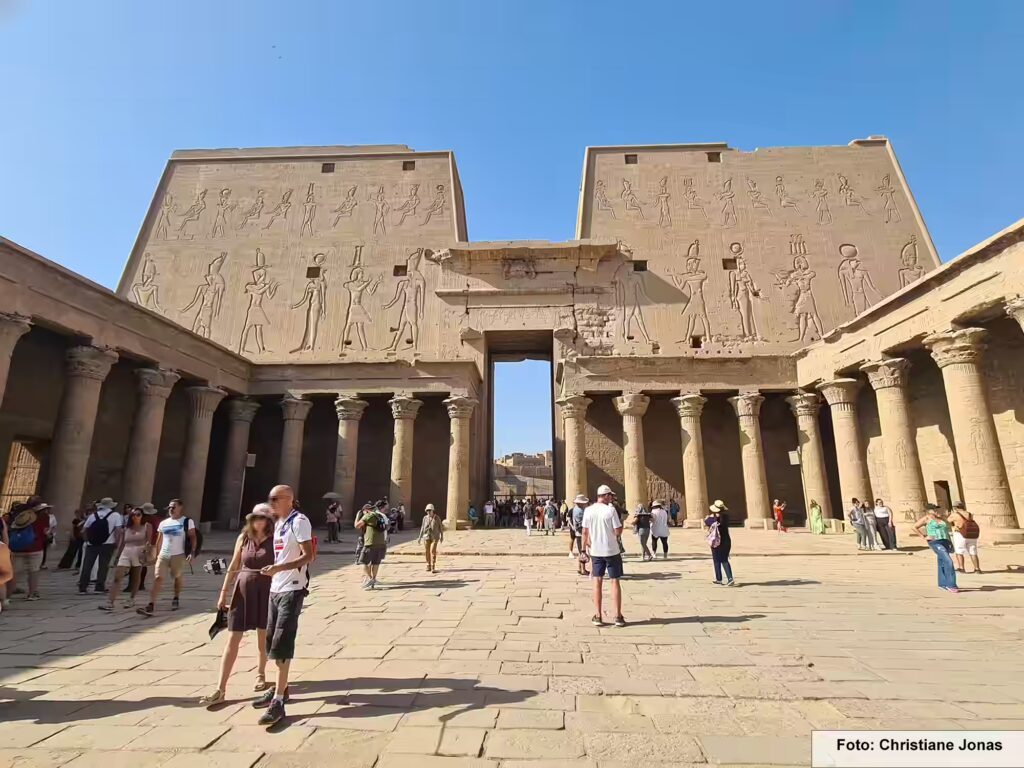 Eine Nil-Kreuzfahrt in Ägypten ist ein einmaliges Erlebnis 20 Innenhof im Tempel