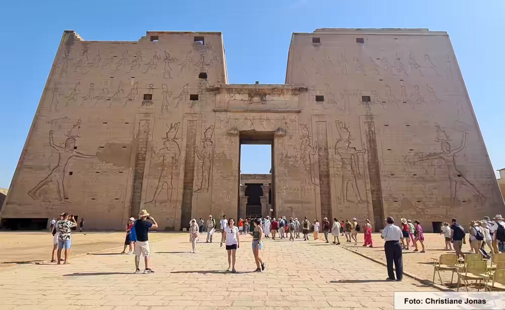 Eine Nil-Kreuzfahrt in Ägypten ist ein einmaliges Erlebnis 21 Eingangsbereich des Tempels von Edfu