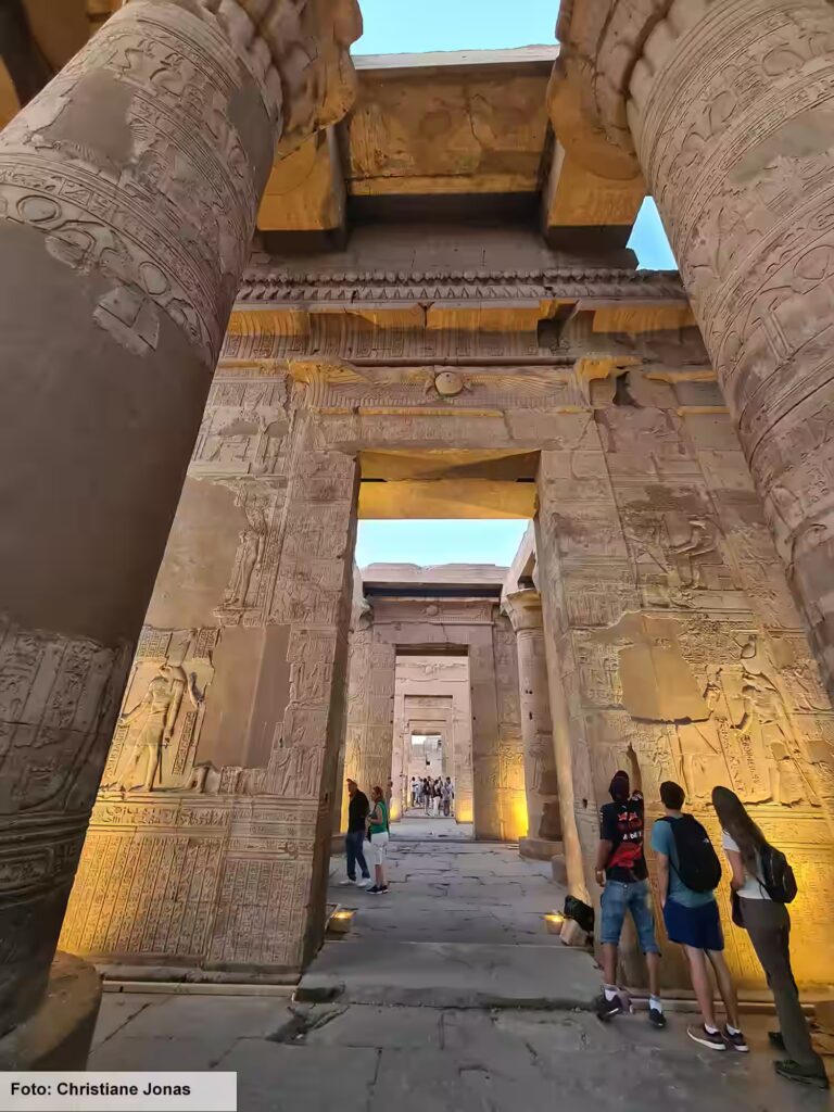 Eine Nil-Kreuzfahrt in Ägypten ist ein einmaliges Erlebnis 26 Besucher besichtigen die Darstellungen auf den Wänden