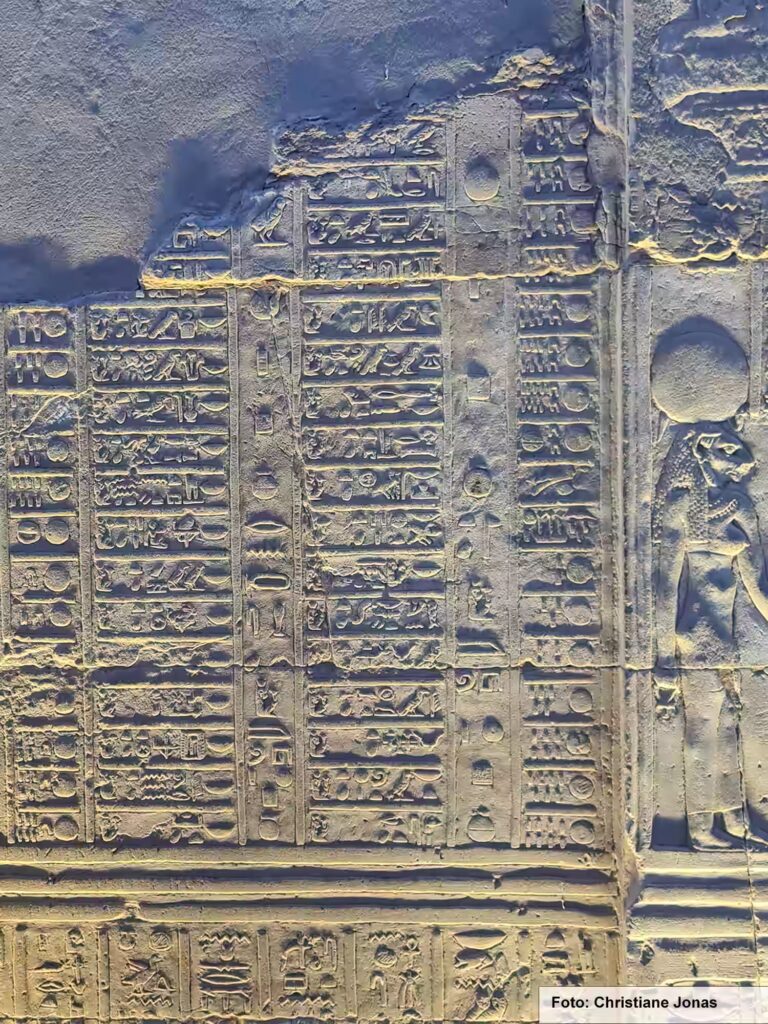 Eine Nil-Kreuzfahrt in Ägypten ist ein einmaliges Erlebnis 25 Wand mit Hieroglyphen