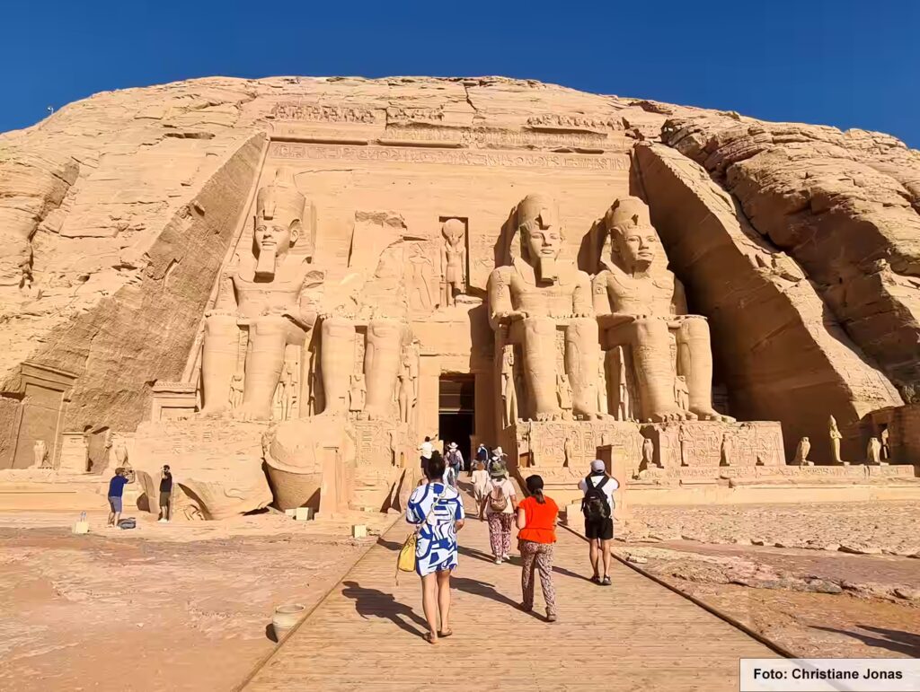 Eine Nil-Kreuzfahrt in Ägypten ist ein einmaliges Erlebnis 42 Einige Besucher gehen in den Tempel