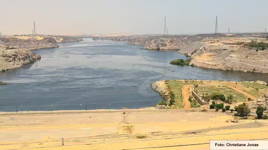 Eine Nil-Kreuzfahrt in Ägypten ist ein einmaliges Erlebnis 41 Blick auf den angestauten Nil