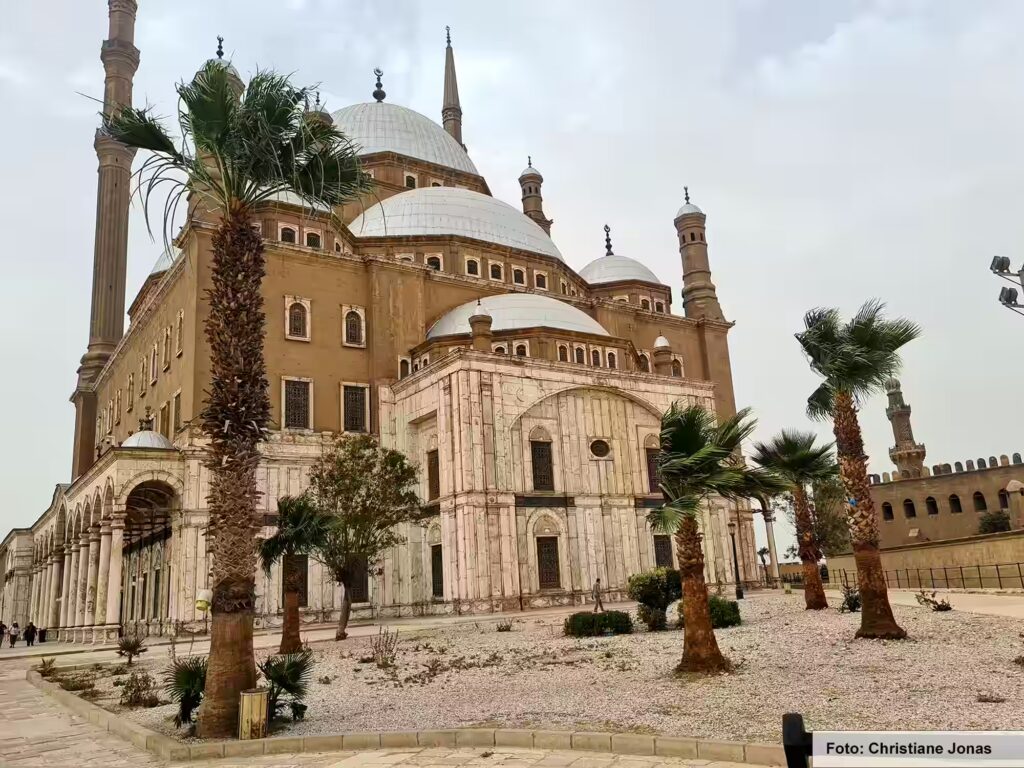 Eine Nil-Kreuzfahrt in Ägypten ist ein einmaliges Erlebnis 50 Außenaufnahme von der Moschee