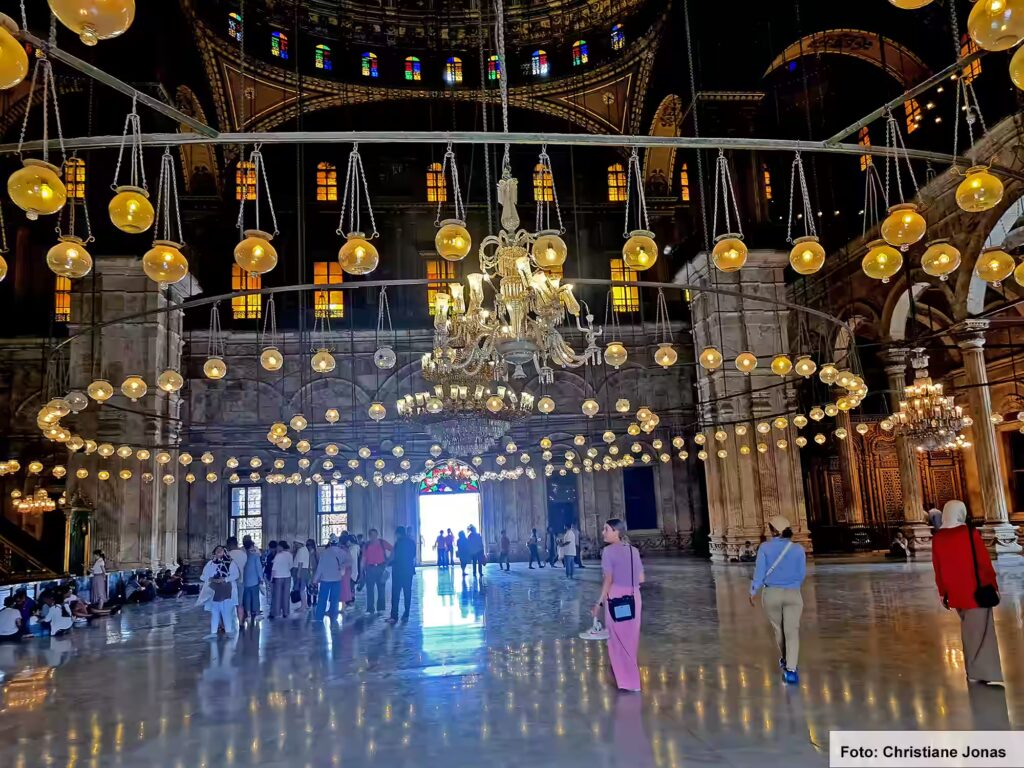 Eine Nil-Kreuzfahrt in Ägypten ist ein einmaliges Erlebnis 51 Viele Personen besichtigen das Innere der Moschee. Gleich in den Blick fallen die zahlreichen Leuchten