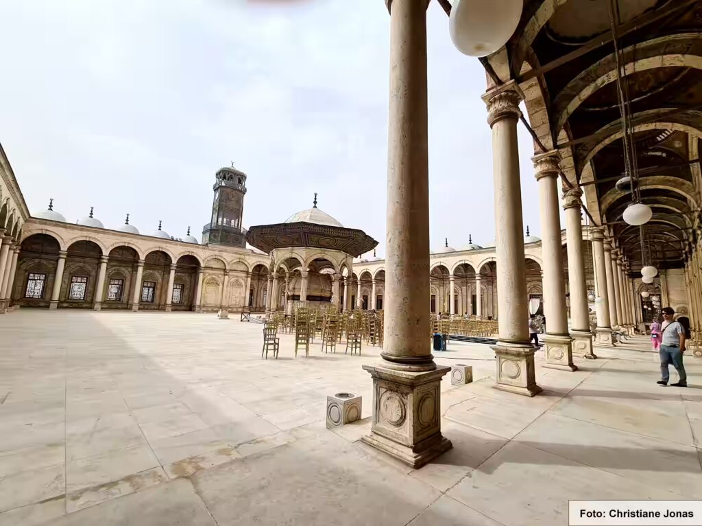 Eine Nil-Kreuzfahrt in Ägypten ist ein einmaliges Erlebnis 52 Innenhof der Muhammad-Ali-Moschee