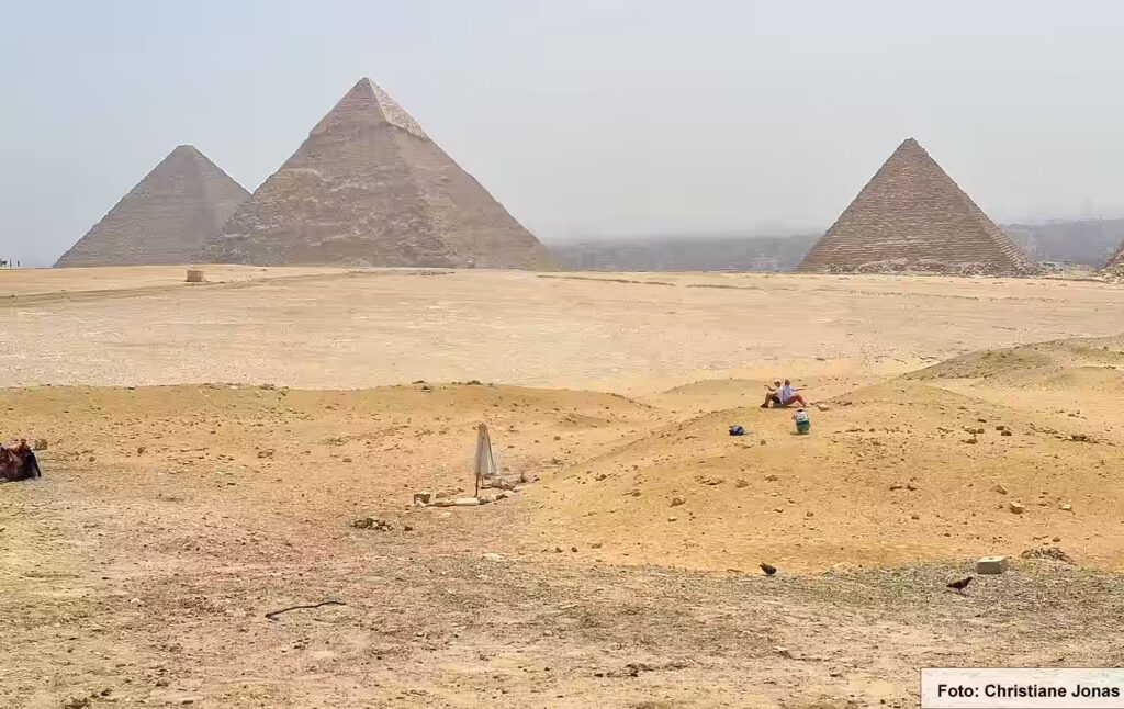 Eine Nil-Kreuzfahrt in Ägypten ist ein einmaliges Erlebnis 55 Die drei Pyramiden hinter einer großen Sandwüste