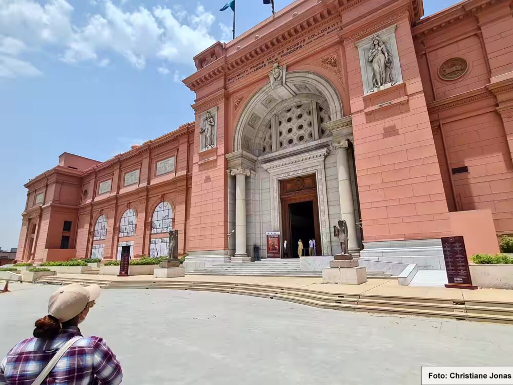Eine Nil-Kreuzfahrt in Ägypten ist ein einmaliges Erlebnis 44 Backsteinfarbene Außenansicht des Ägyptischen Museums