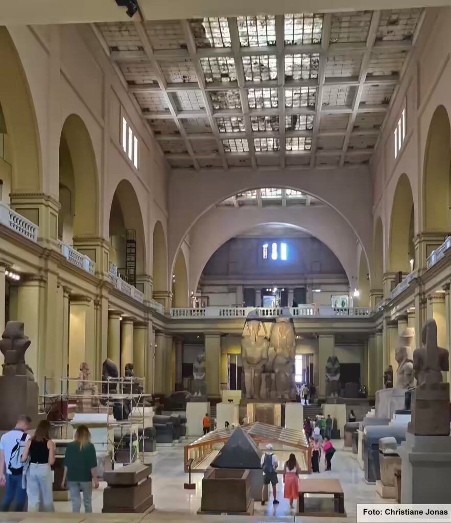 Eine Nil-Kreuzfahrt in Ägypten ist ein einmaliges Erlebnis 45 Die große Ausstellungshalle des ägyptischen Museums