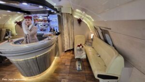 Essen und Getränke an Bord der Emirates-Flugzeuge 5 Links die Bar mit einer Flugbegleiterin, rechts eine Sitzecke