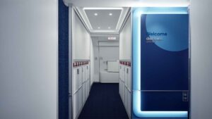 Eingangsbereich einer Discover-Airlines-A330 mit beleuchtetem „Welcome discover airlines“-Panel, Bordküchenfächern und Blick zur Flugzeugtür.