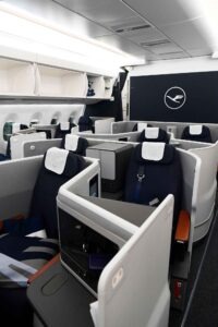 Blick auf die neuen Allegris Business-Class-Sitze der Lufthansa im Airbus A350-900 mit viel Privatsphäre und modernem Design.