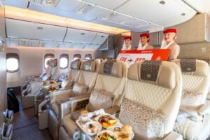 Blick in die neue Emirates Premium Economy an Bord einer Boeing 777 auf der Flugrotation EK045/046 zwischen Dubai und Frankfurt mit großzügigen Sitzen und Bordservice.