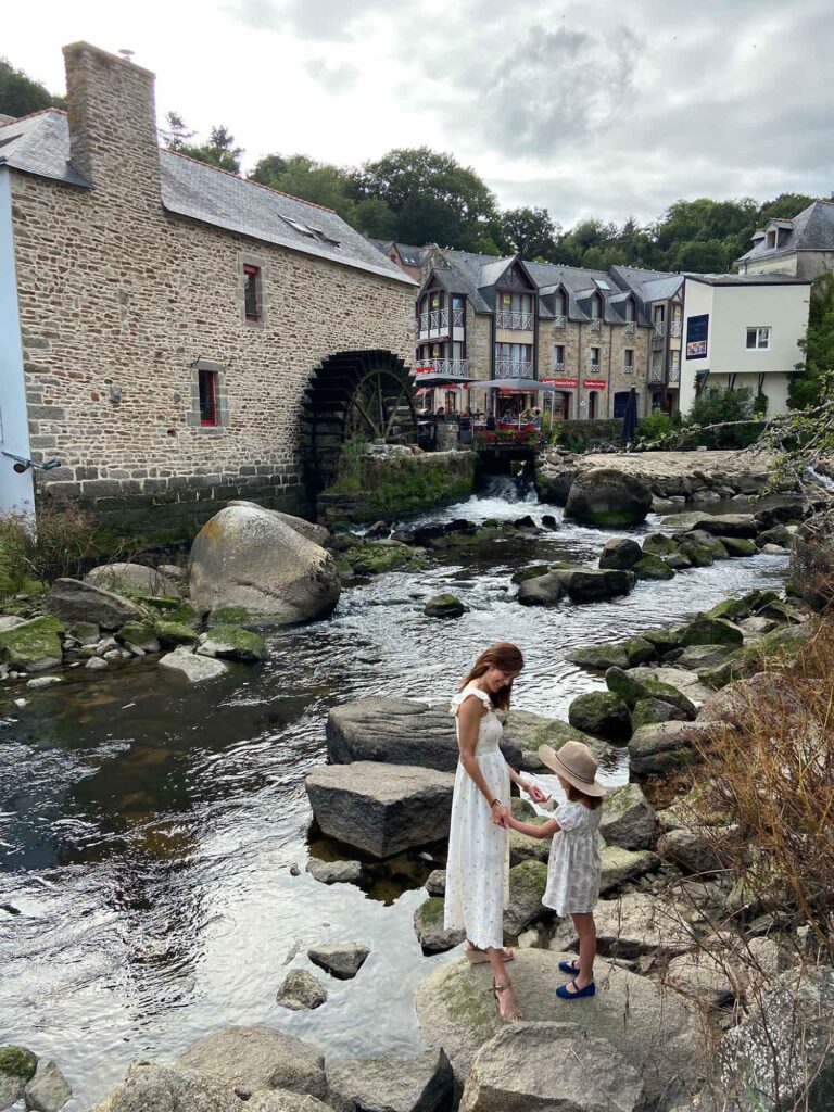 Frau mit Mädchen am Fluss