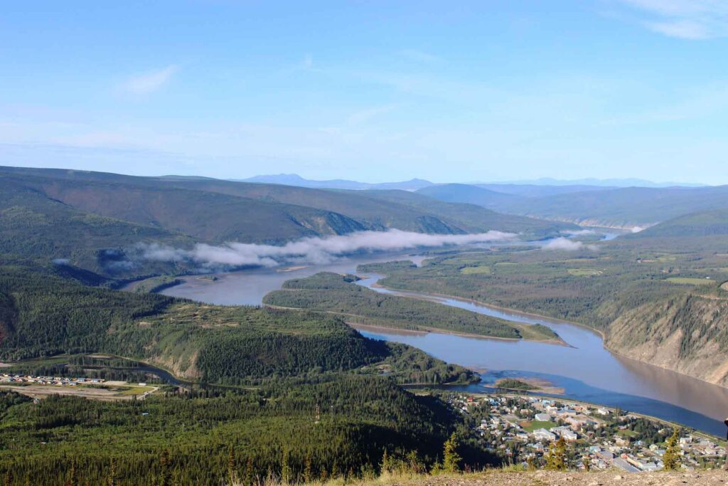 Wildnis trifft Komfort – alleine unterwegs in Kanada 4 Blick auf die Flussbiegung. Rechts unten liegt Dawson City