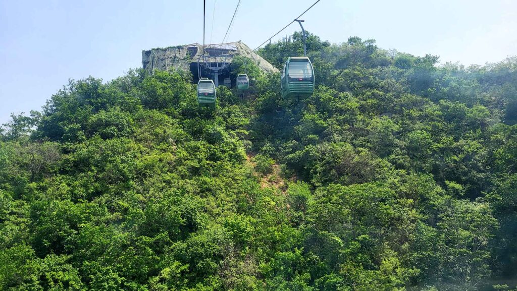 🏯Die Chinesische Mauer bei Jinshanling: Geschichte, Schönheit, Besuchstipps 5 Seilbahn mit mehreren Gondeln