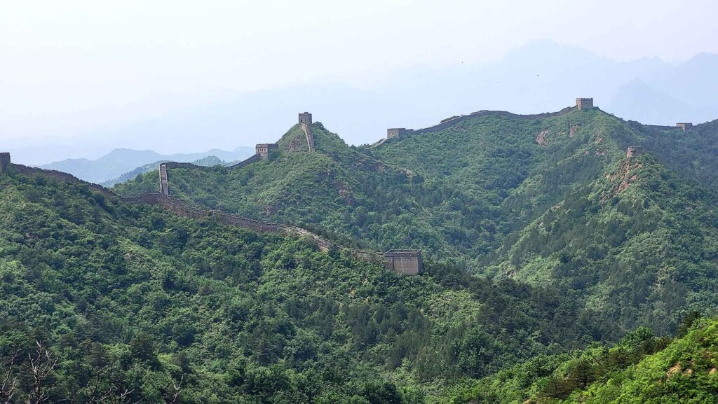 🏯Die Chinesische Mauer bei Jinshanling: Geschichte, Schönheit, Besuchstipps 9 Panoramasicht auf die Hügel mit de Mauerbauwerken