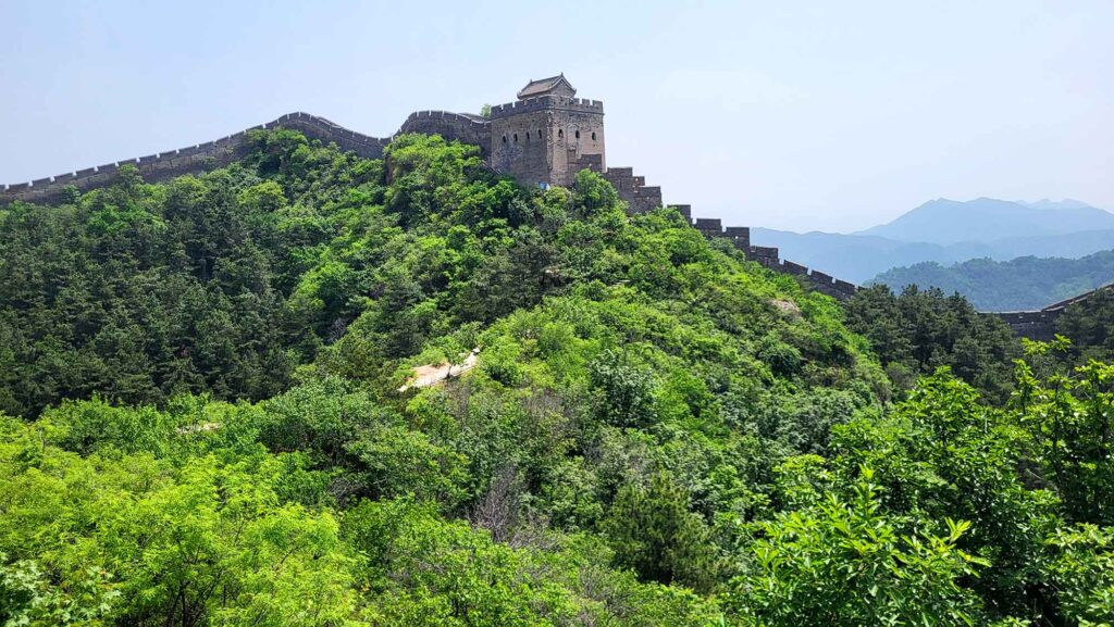 🏯Die Chinesische Mauer bei Jinshanling: Geschichte, Schönheit, Besuchstipps 8 Wachturm mit Mauer, die von links einen größeren Höhenunterschied überwindet