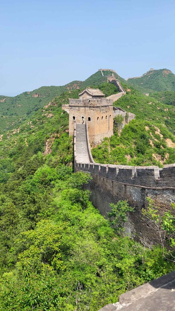 Weltreise planen: Der perfekte Start in dein neues Leben unterwegs 3 Wachturm un Mauer umgeben von Grün