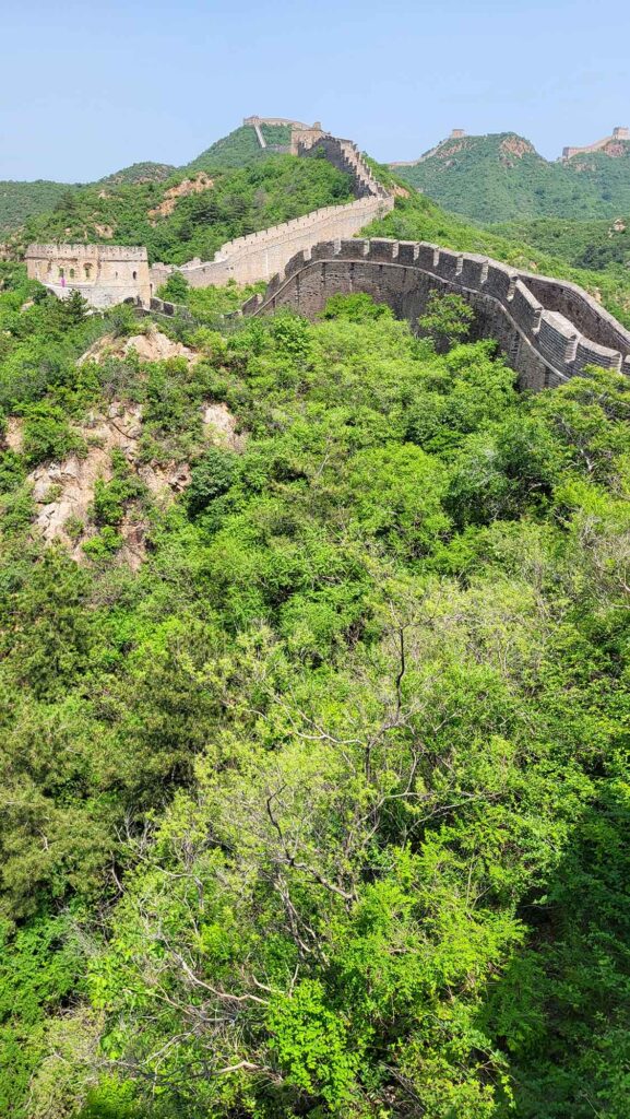 🏯Die Chinesische Mauer bei Jinshanling: Geschichte, Schönheit, Besuchstipps 7 Die Große Mauer ist von Grün umgeben