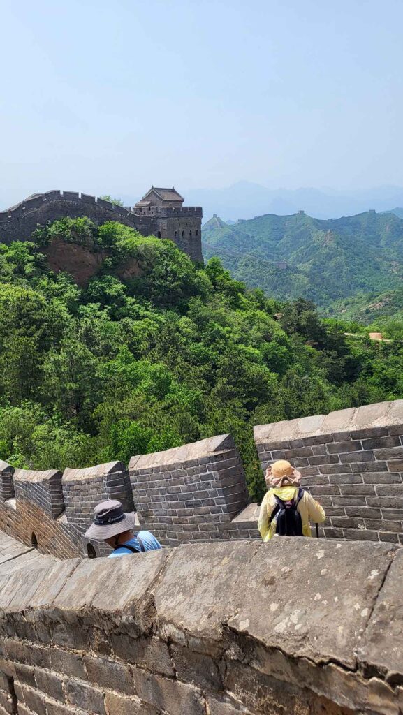 🏯Die Chinesische Mauer bei Jinshanling: Geschichte, Schönheit, Besuchstipps 6 Zwei Wanderer mit Hut auf der Mauer