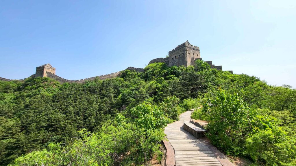 🏯Die Chinesische Mauer bei Jinshanling: Geschichte, Schönheit, Besuchstipps 3 Weg zur Mauer, im Hintergrund ein Wachhaus