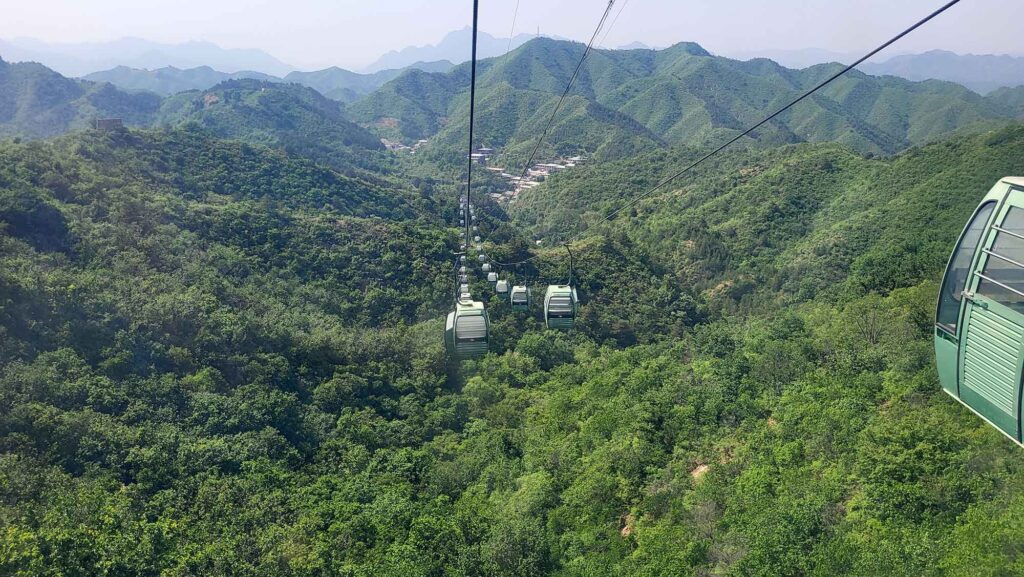 🏯Die Chinesische Mauer bei Jinshanling: Geschichte, Schönheit, Besuchstipps 13 Fahrt ins Tal und Blick auf zahlreiche Kabinen