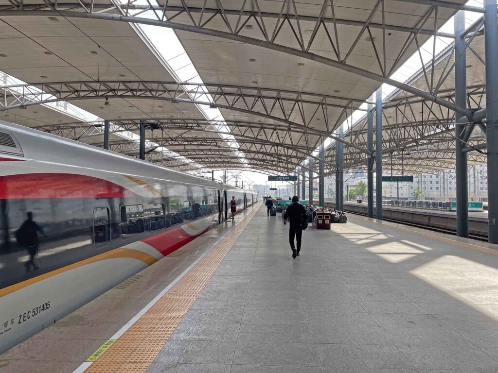 🏯Die Chinesische Mauer bei Jinshanling: Geschichte, Schönheit, Besuchstipps 17 Blick auf den fast leeren Bahnsteig