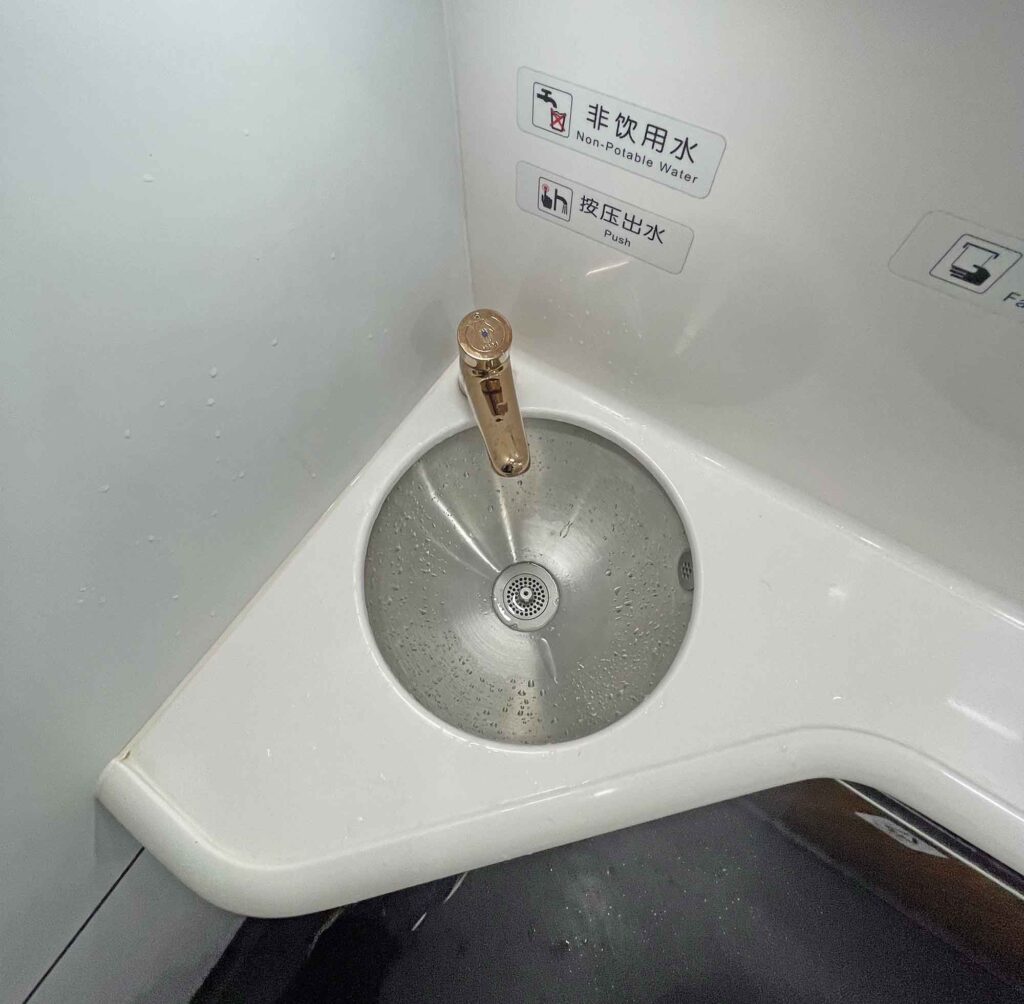 🏯Die Chinesische Mauer bei Jinshanling: Geschichte, Schönheit, Besuchstipps 21 Kleines Handwaschbecken in der Zugtoilette