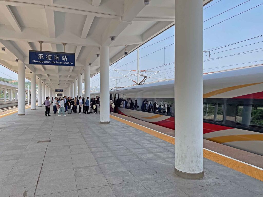 🏯Die Chinesische Mauer bei Jinshanling: Geschichte, Schönheit, Besuchstipps 22 Passagiere auf dem Bahnsteig beim Einsteigen in den Zug