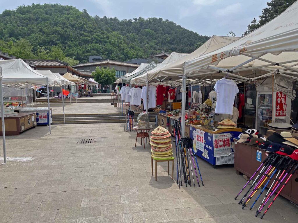🏯Die Chinesische Mauer bei Jinshanling: Geschichte, Schönheit, Besuchstipps 14 Marktstände ohne Besucher