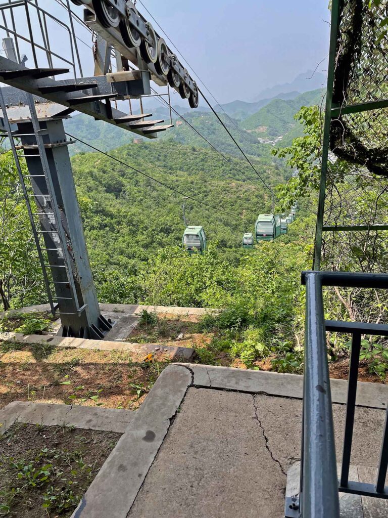🏯Die Chinesische Mauer bei Jinshanling: Geschichte, Schönheit, Besuchstipps 15 Kopfstation der Seilbahn