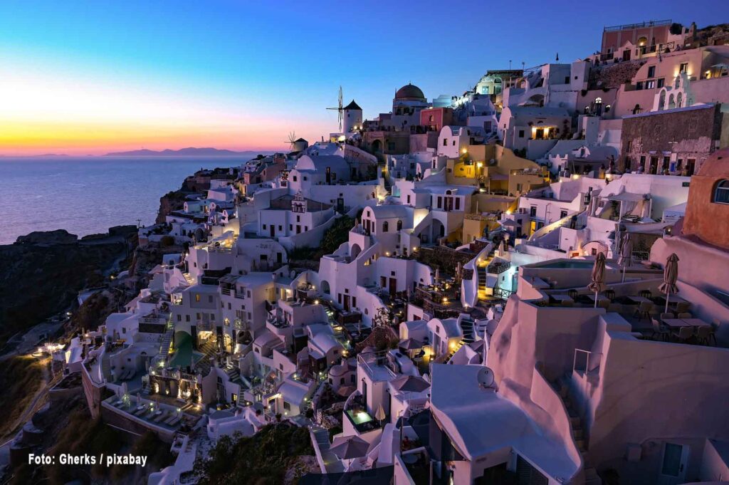 Dichte Bebauung an einem Hang der Insel Santorini