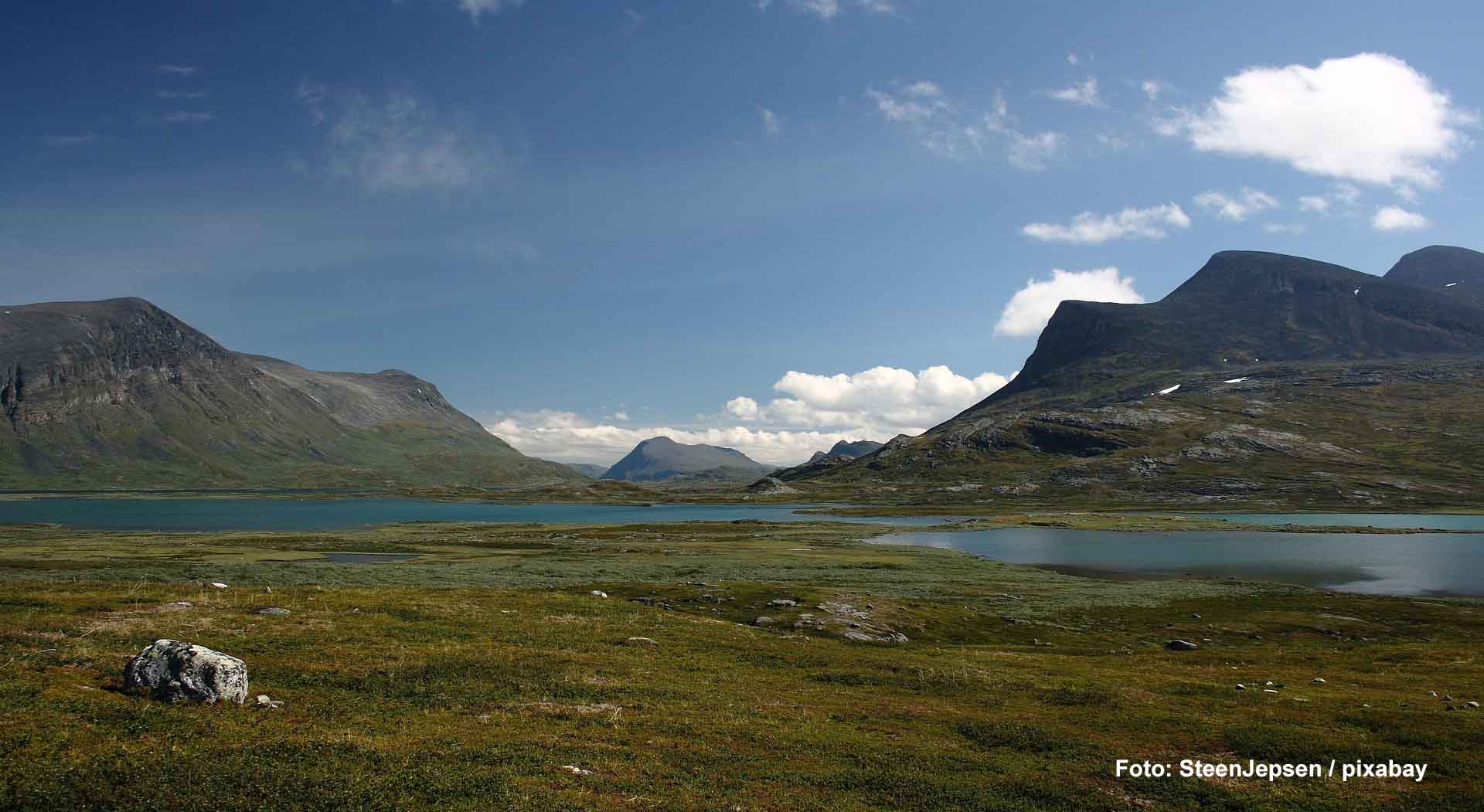 Landschaft in Schweden mit Bergen im Hintergrund und einen See in der Mitte