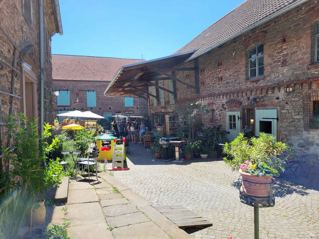 Touristische Highlights im Bebertal in Sachsen-Anhalt 2025 15 Café im Innenhof des VierZeitHof