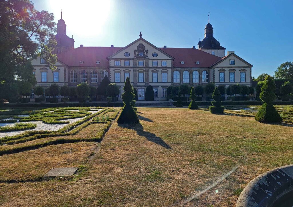 Touristische Highlights im Bebertal in Sachsen-Anhalt 2025 7 Die Südseite des Schlosses im Gegenlicht